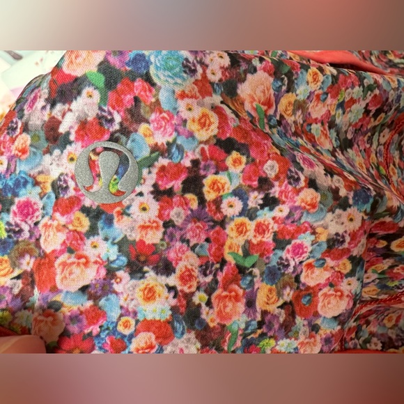 Lululemon floral speed short size 10 - Picture 3 of 7